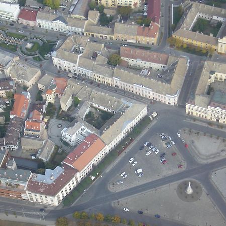 Hotel Főtér Panzió à Baja Extérieur photo