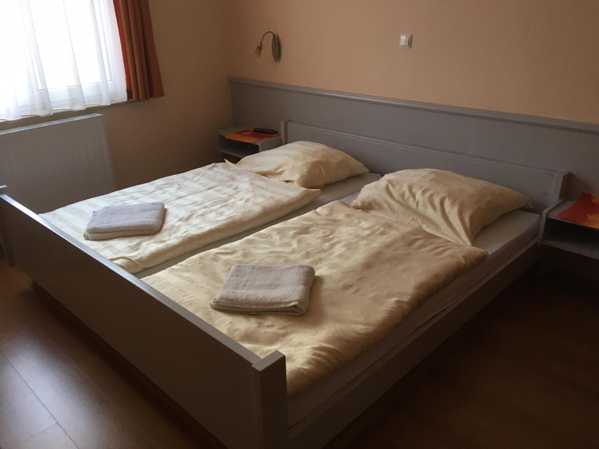 Hotel Főtér Panzió à Baja Extérieur photo