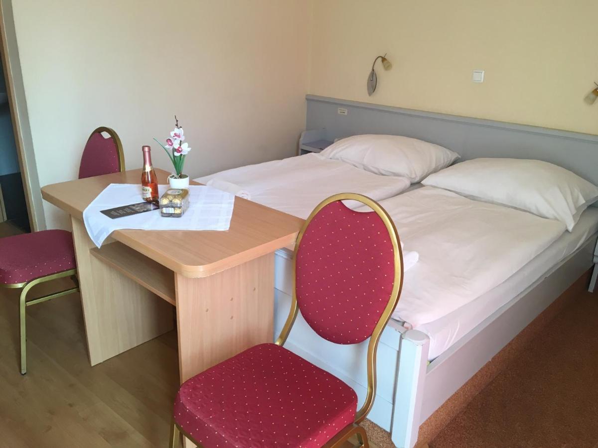 Hotel Főtér Panzió à Baja Extérieur photo