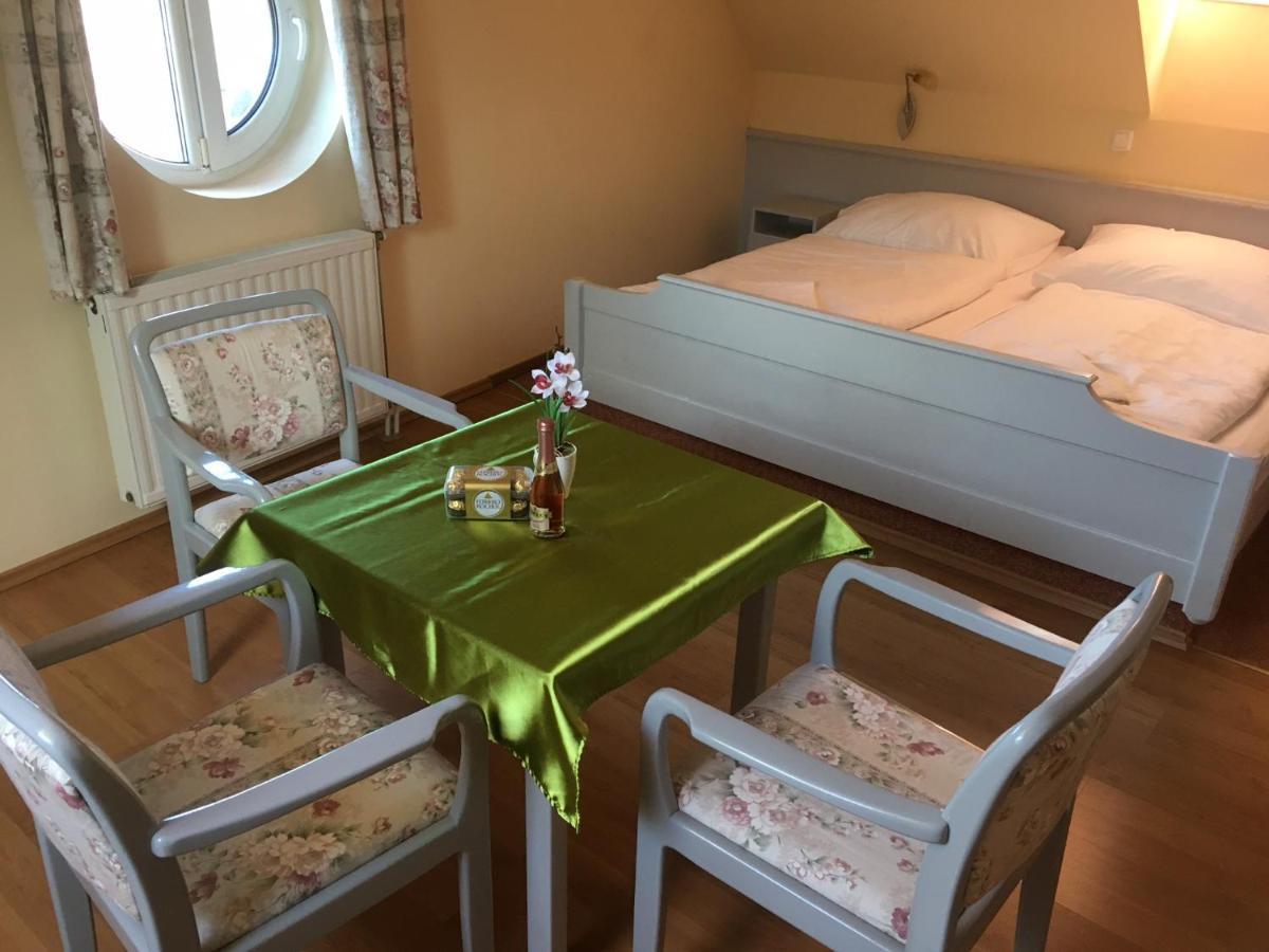 Hotel Főtér Panzió à Baja Extérieur photo