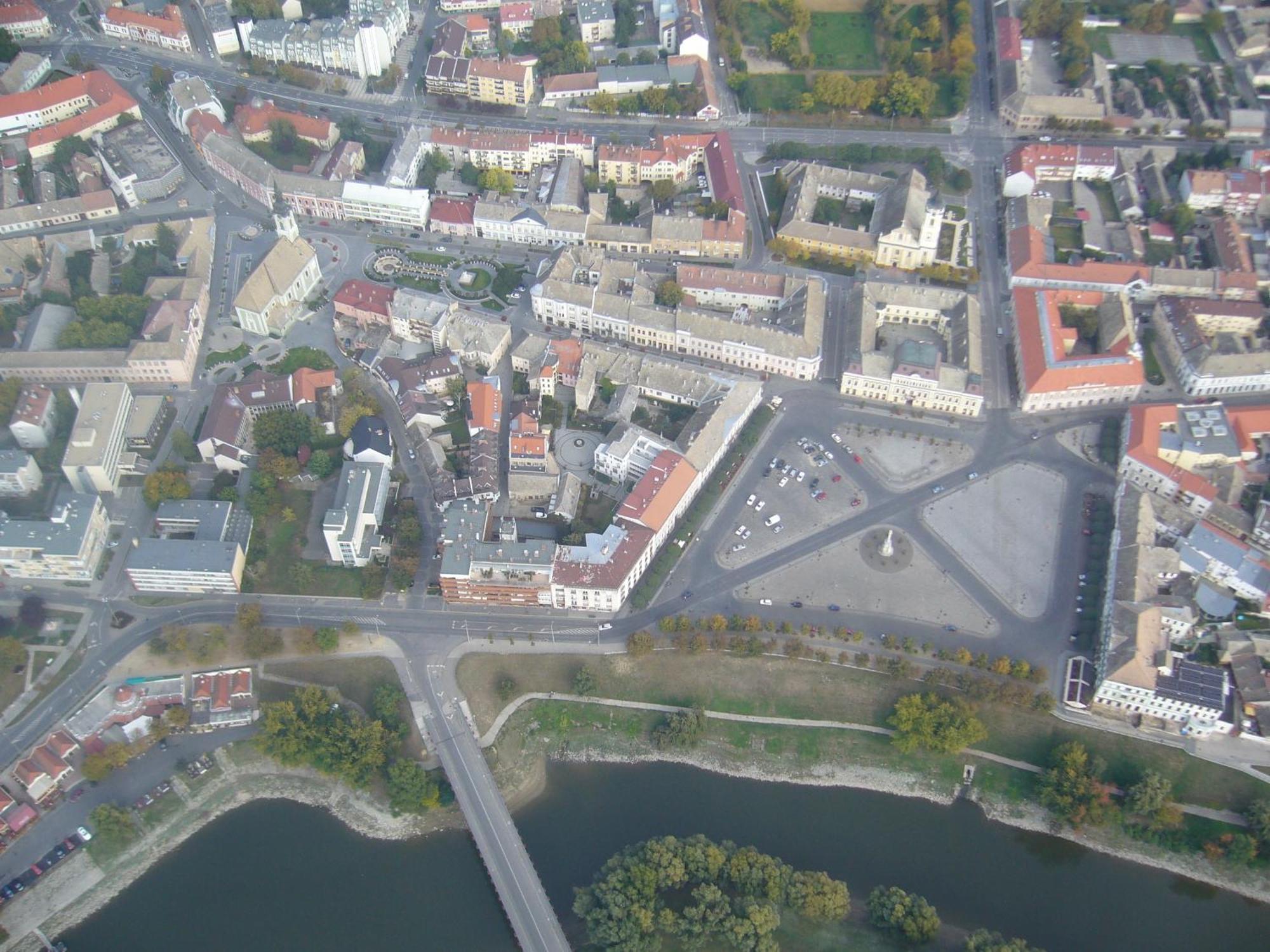 Hotel Főtér Panzió à Baja Extérieur photo